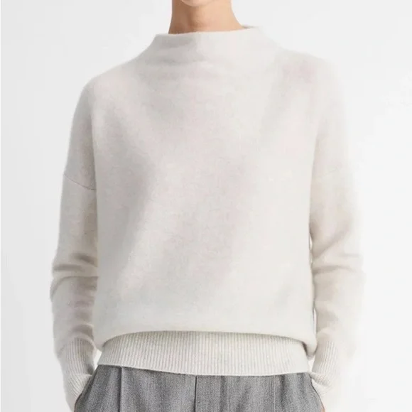 Vince light gray funnel neck plush cashmere sweater - Medium - Picture 2 of 8